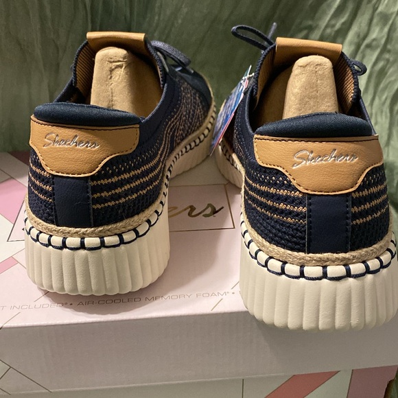 8.5 SKECHERS STRETCH FIT , MEMORY FOAM MACHINE WASHABLE - Picture 9 of 11